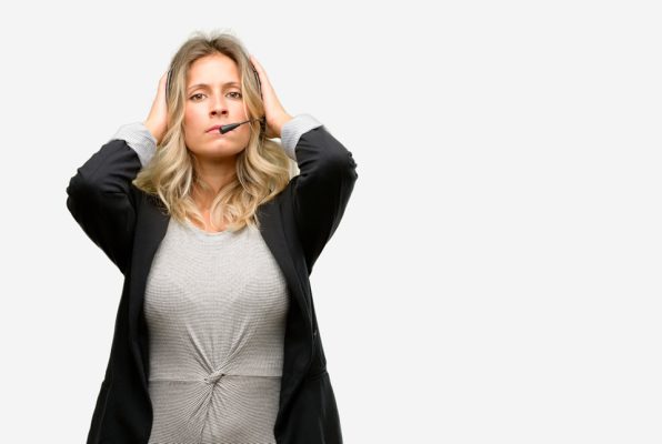 9 façons de réduire le bruit de fond dans les centres d’appels et d’améliorer l’acoustique